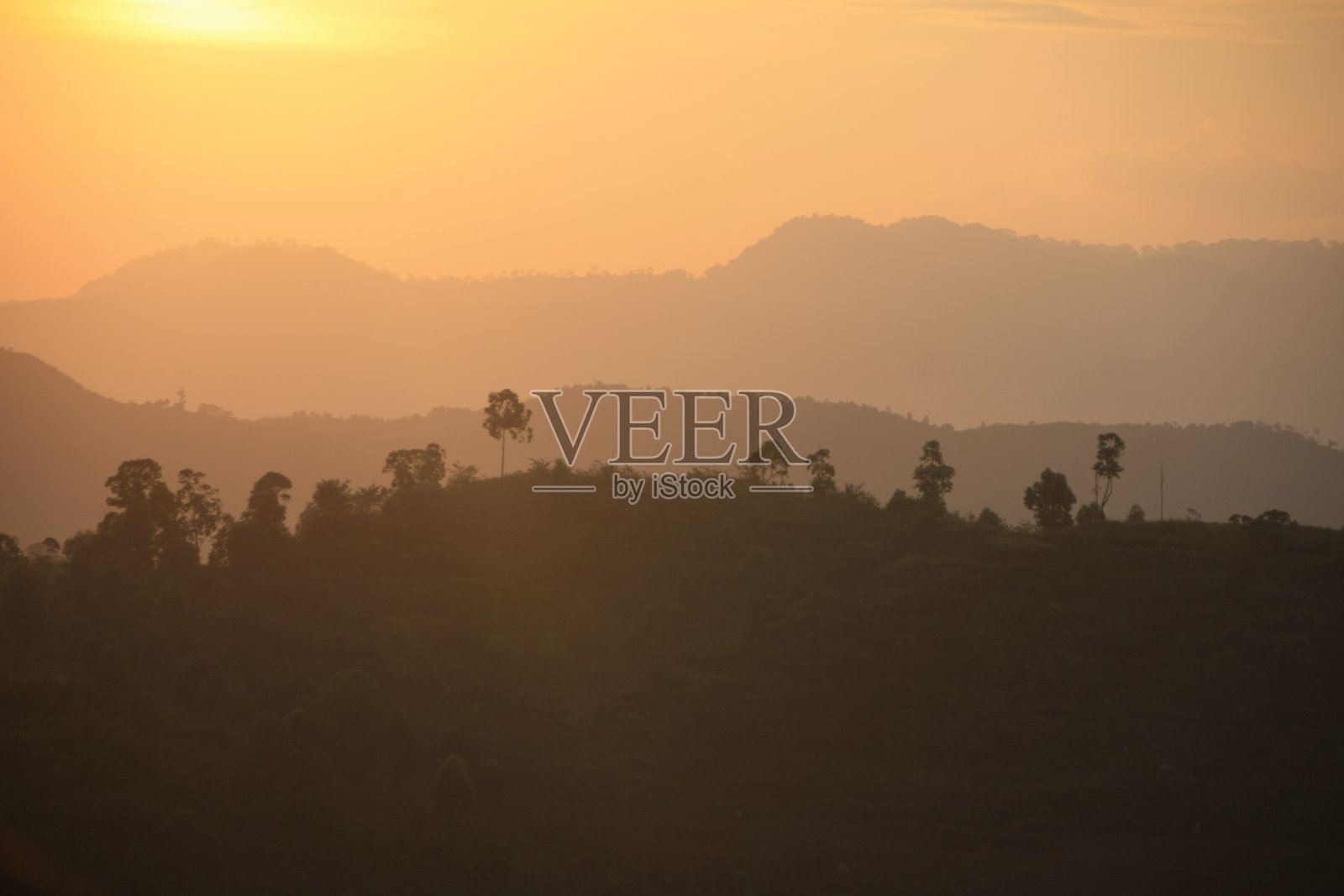 亚齐，seulawah山之间的日出景象照片摄影图片