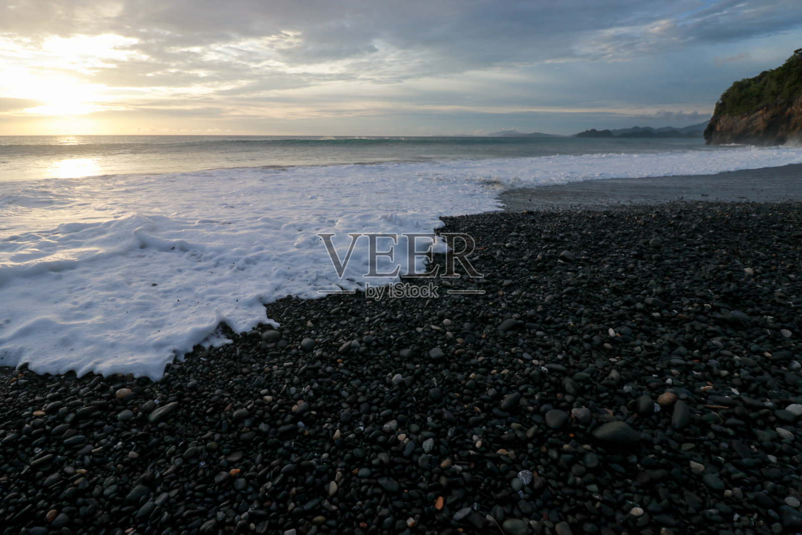 白色的海浪和黑色的沙滩照片摄影图片