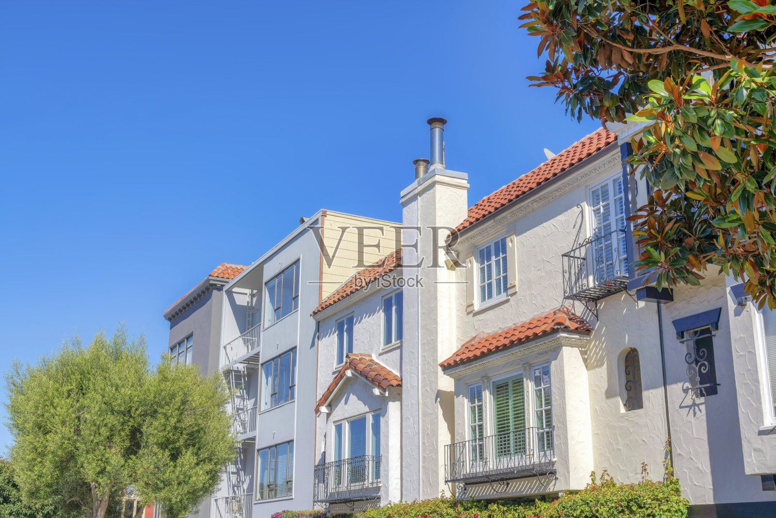 位于加利福尼亚州旧金山的粘土瓦屋顶的现代地中海式住宅照片摄影图片