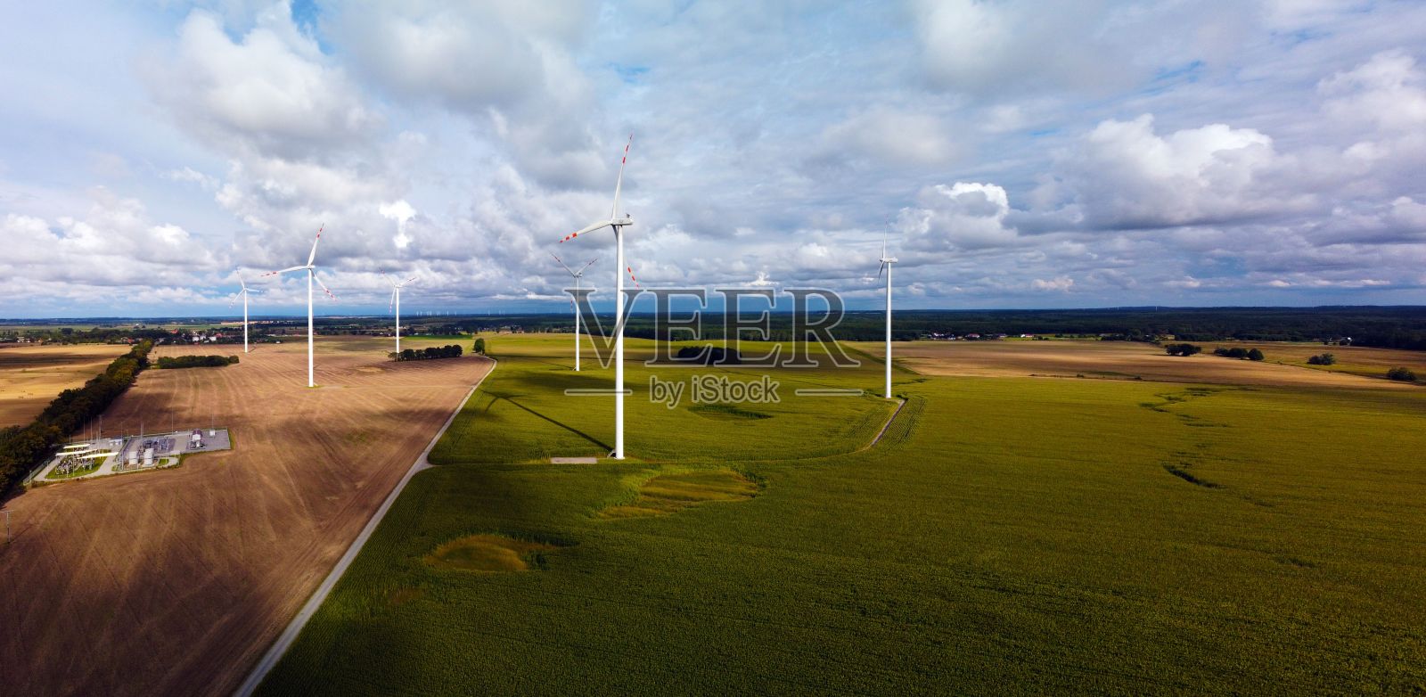 全景航拍的风车农场在云和天空下的领域照片摄影图片