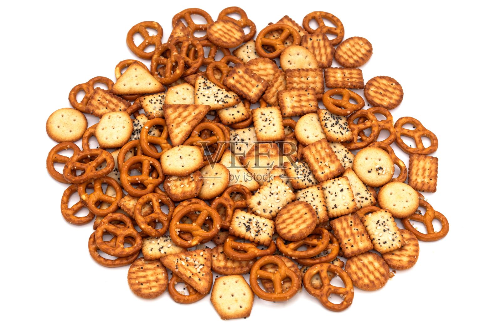 特写镜头的椒盐饼干混合孤立的白色背景照片摄影图片