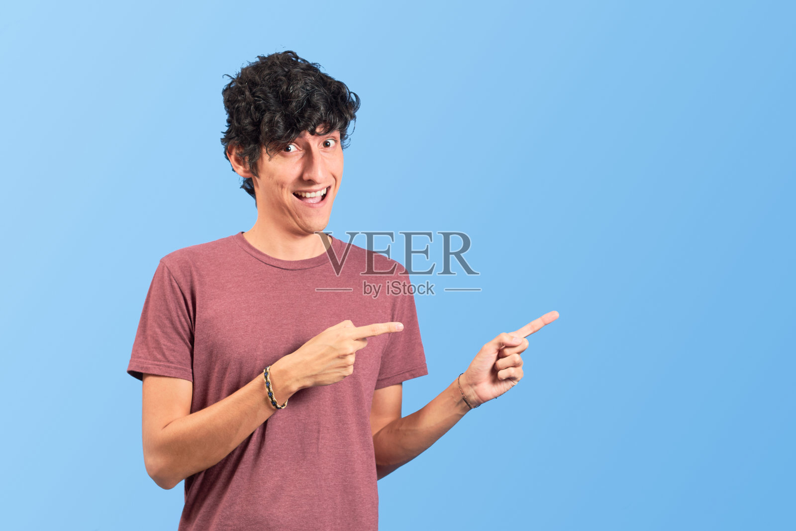 年轻人指着平面上的复印纸。照片摄影图片