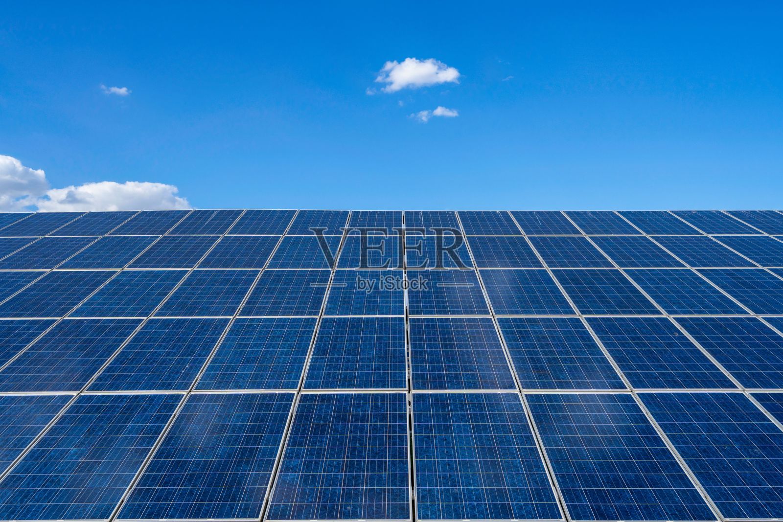 太阳能电池板与反射天空的观点照片摄影图片
