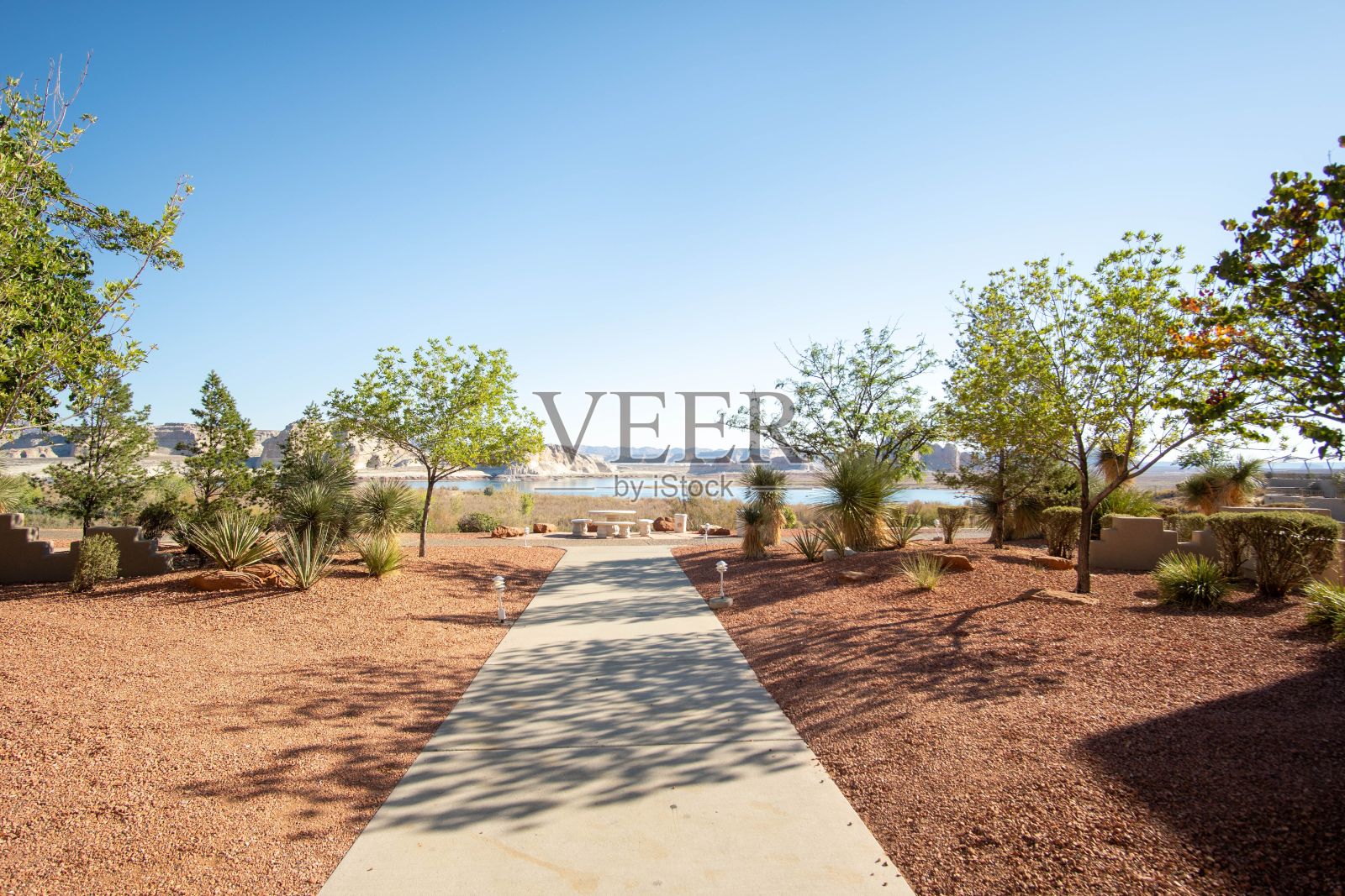 通往亚利桑那州佩奇美丽鲍威尔湖的风景秀丽的道路照片摄影图片