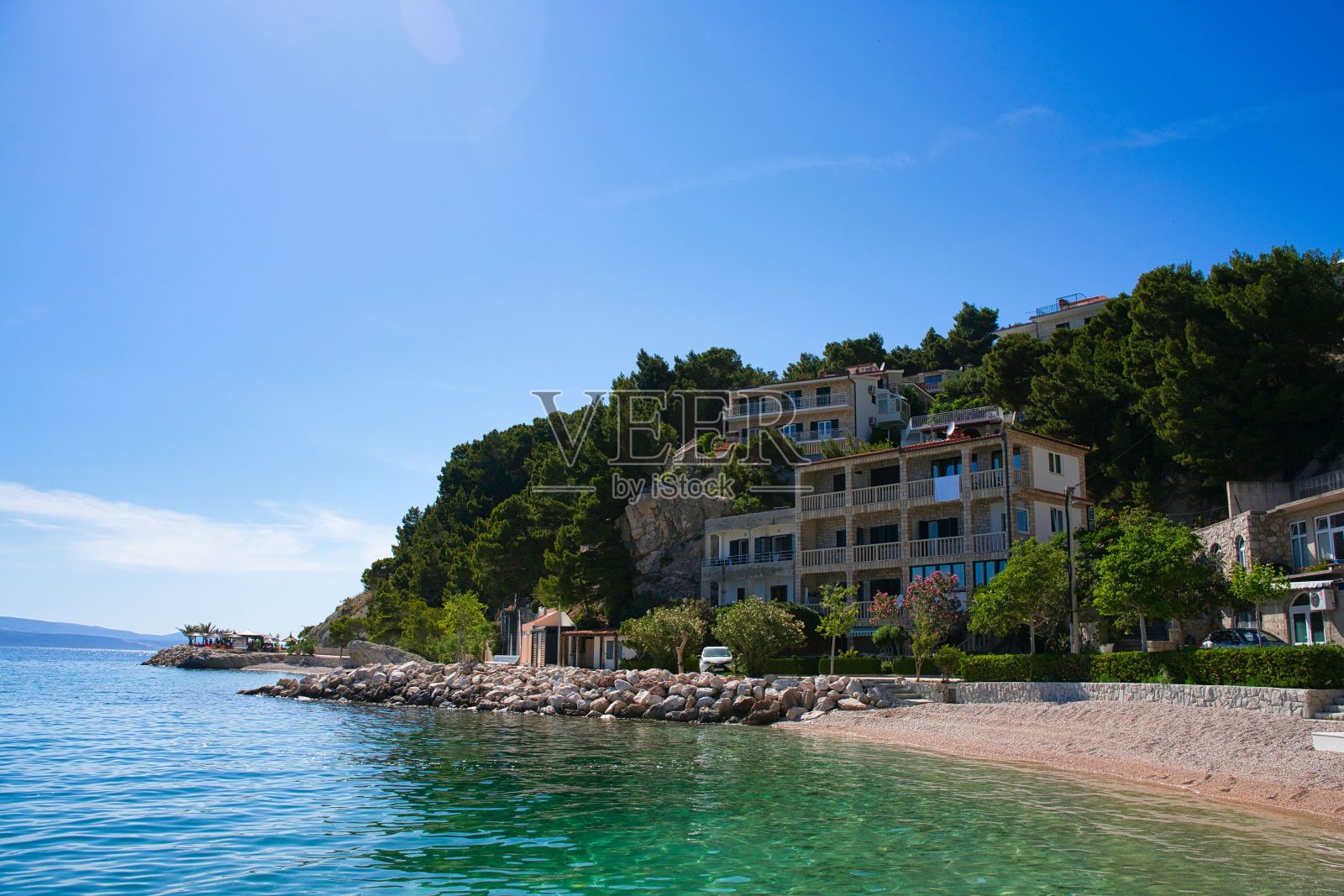 在阳光明媚的日子里，靠近山的美丽海景照片摄影图片