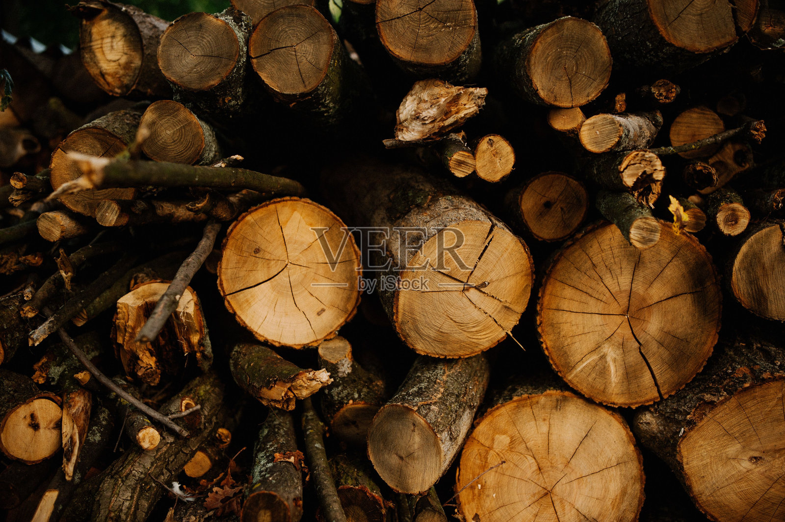 特写镜头的储存的原木和木材堆放在户外使用在冬季照片摄影图片