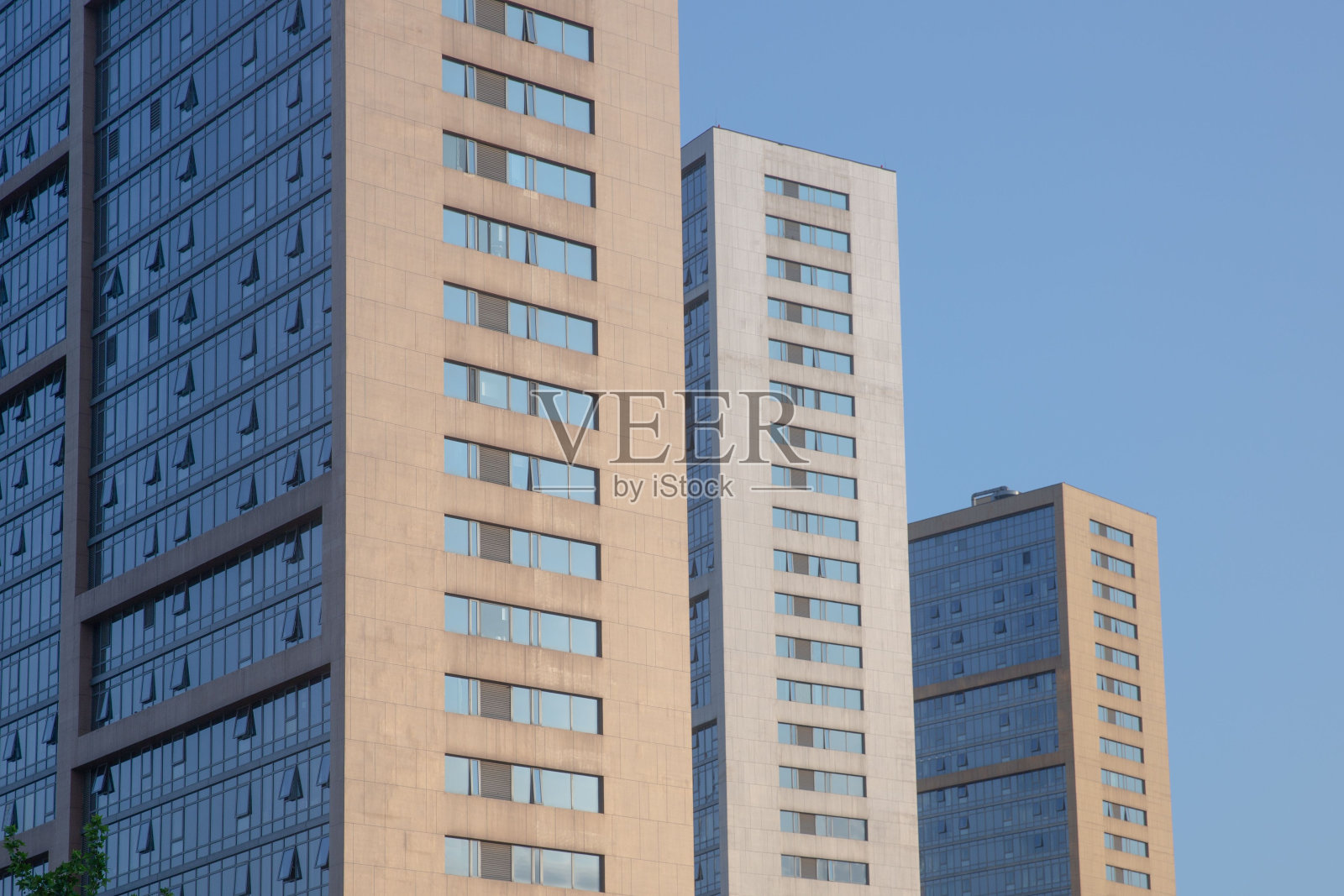 一个阳光灿烂的日子里，一个现代建筑的低角度拍摄照片摄影图片