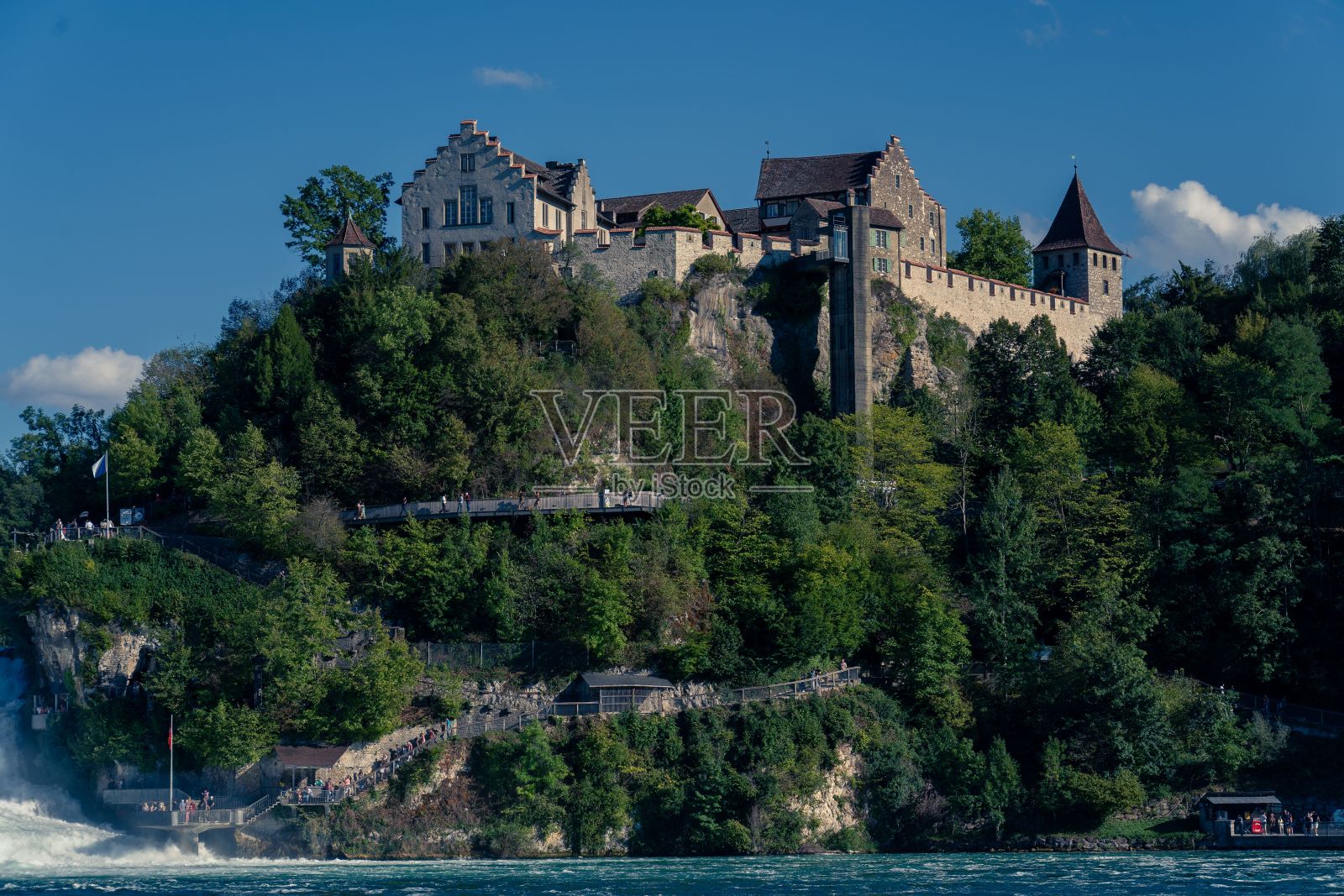 在瑞士，由茂密树木环绕的流动河流的鸟瞰图照片摄影图片