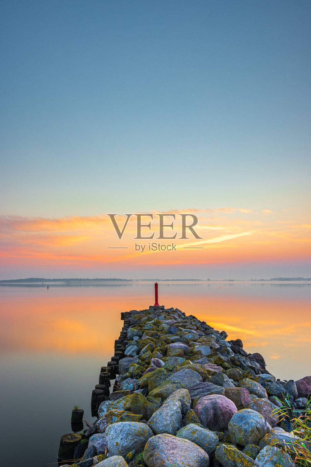 码头在Greifswald-Wieck港口在波罗的海日出-垂直拍摄照片摄影图片