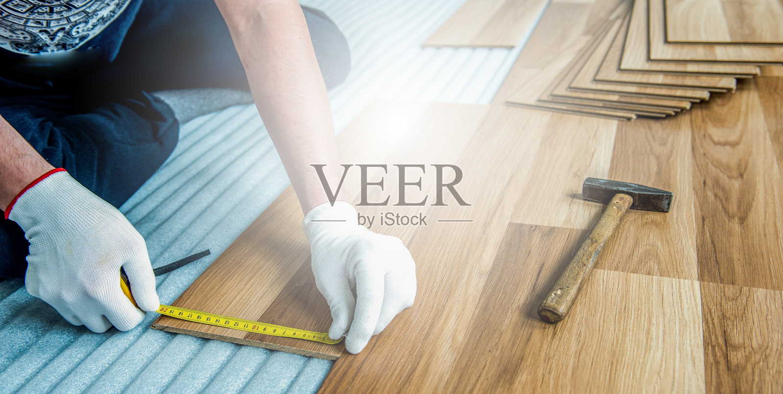 建筑工人正在房间里进行强化木地板的铺设和维修整理工作照片摄影图片