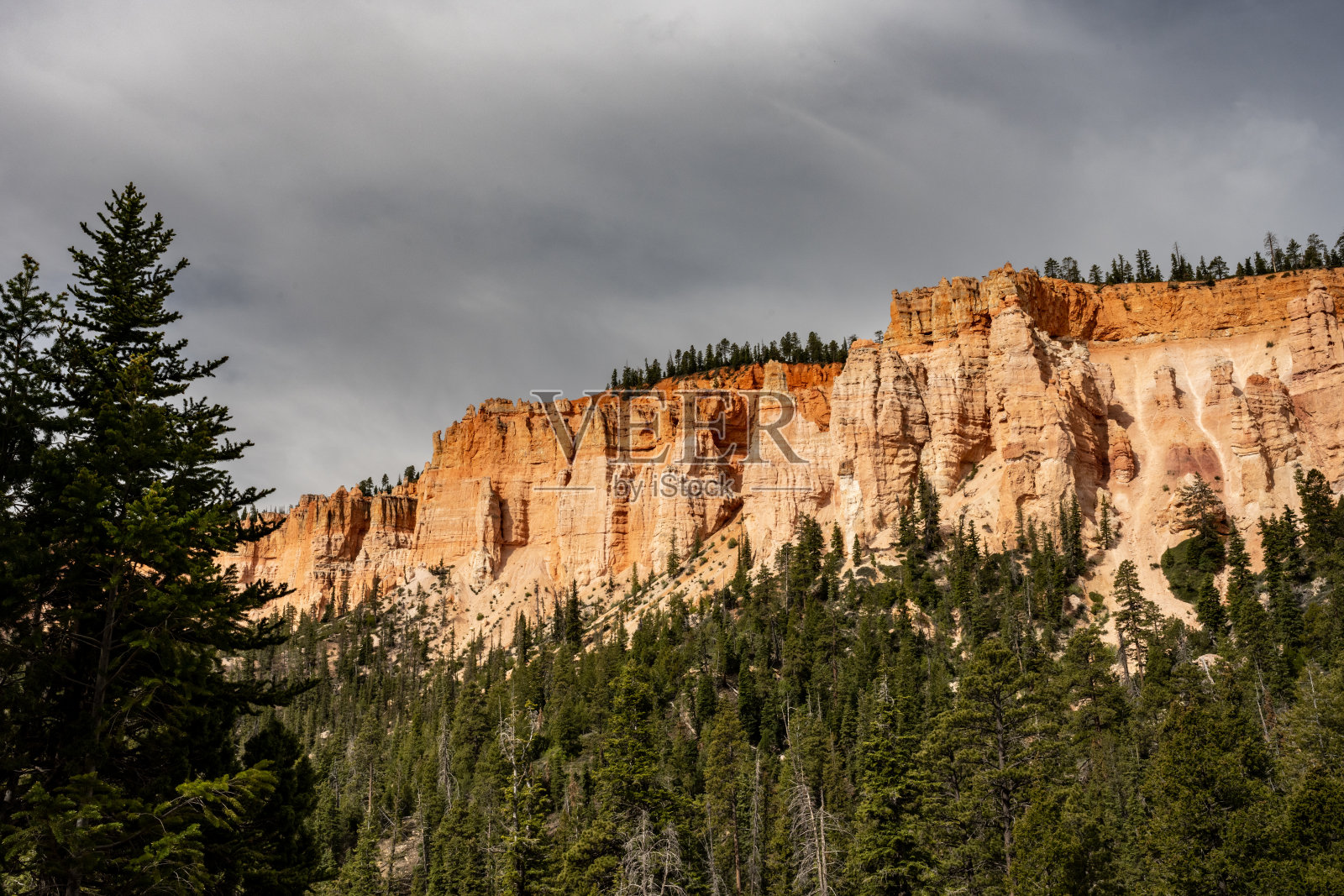 雨云涂抹在布莱斯峡谷的边缘照片摄影图片