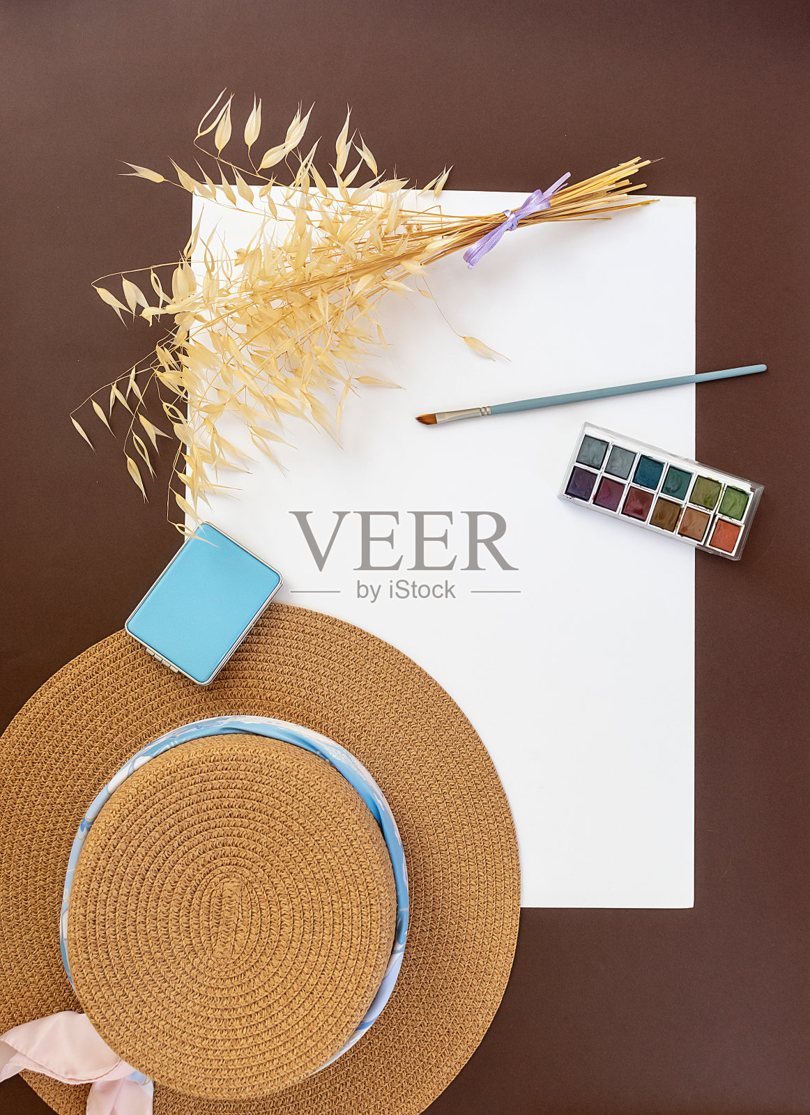 在白纸上画画和刷。照片摄影图片