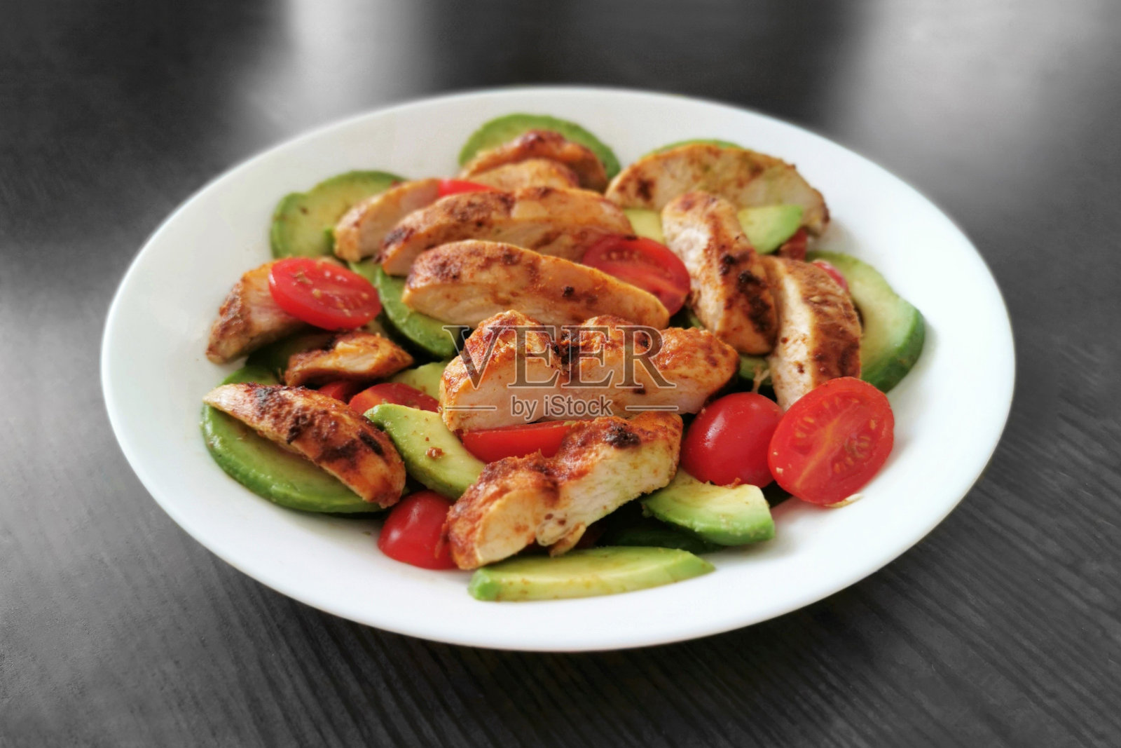 烤鸡沙拉配番茄和鳄梨。照片摄影图片