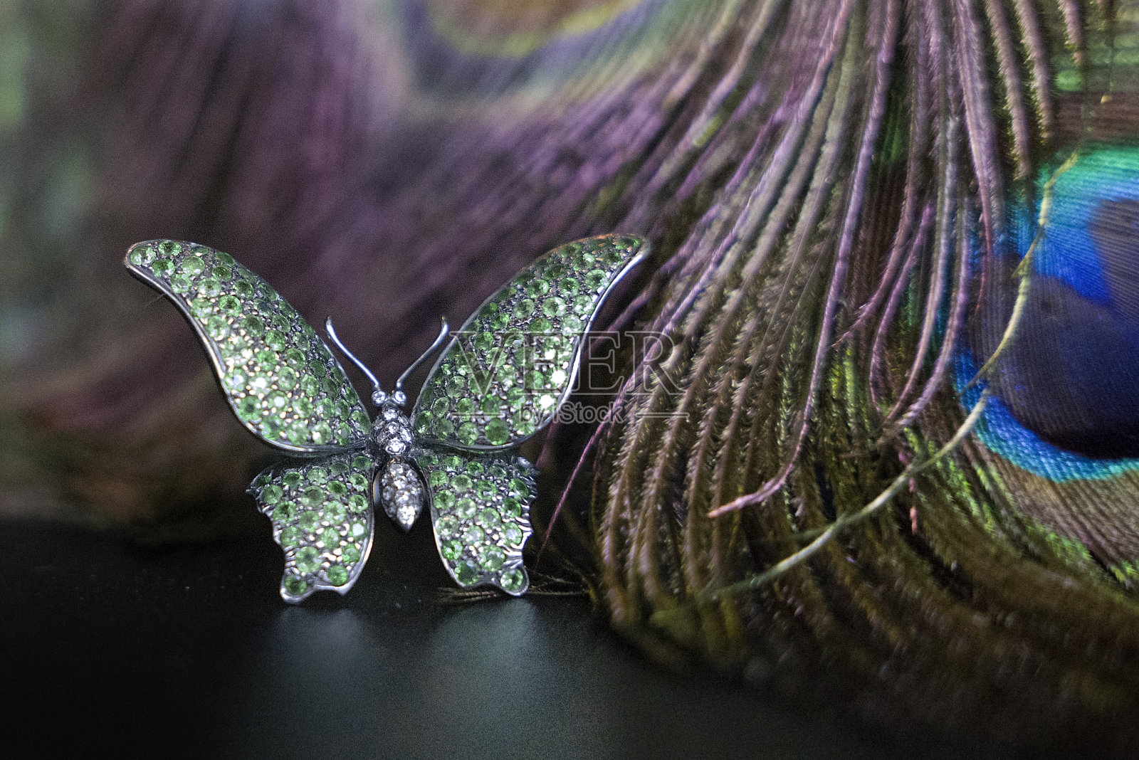 戒指蝴蝶在绿色的翡翠照片摄影图片