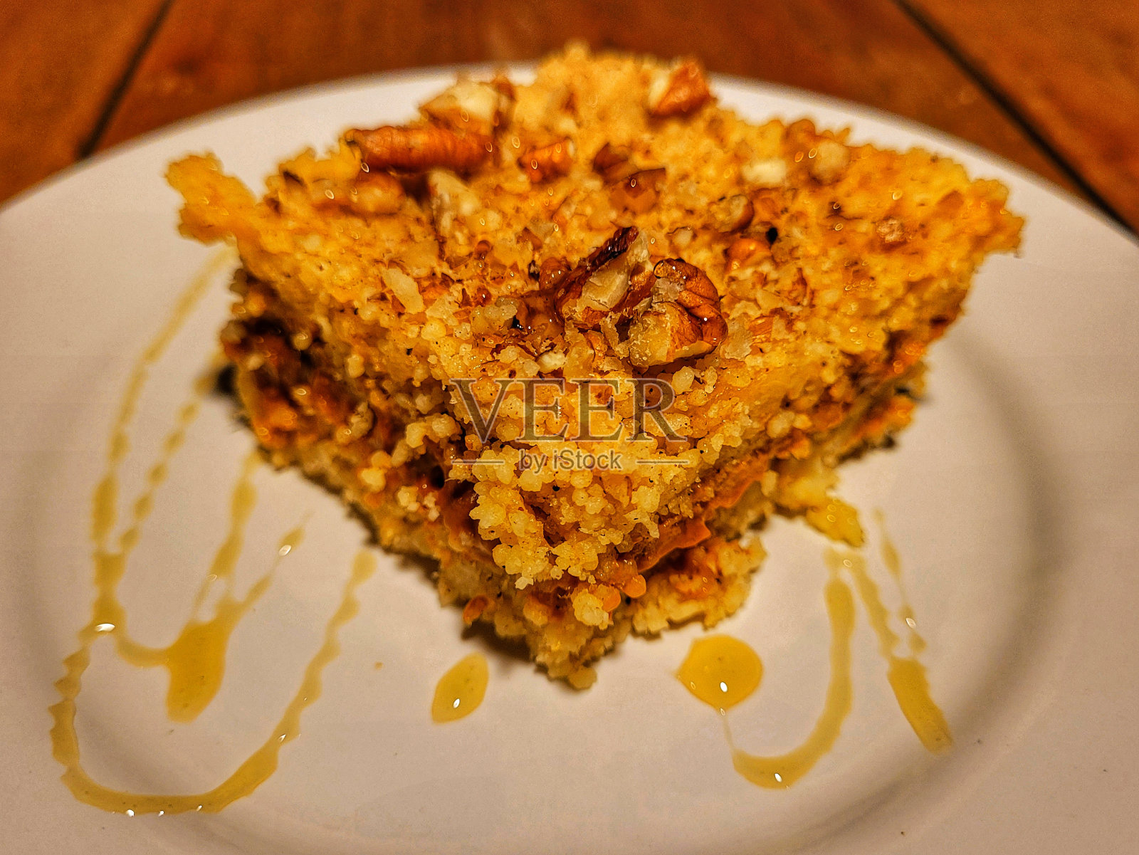 用粗麦粉、牛奶焦糖和花生制成的甜点照片摄影图片