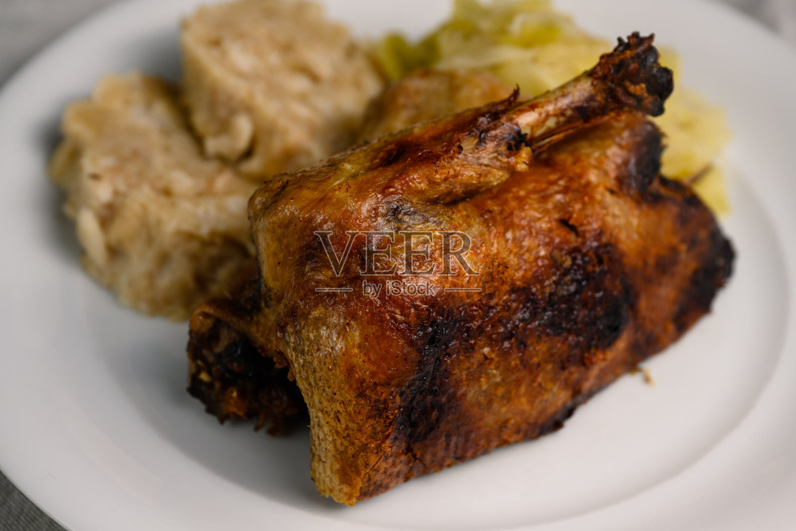 烤鸭配饺子和白卷心菜照片摄影图片