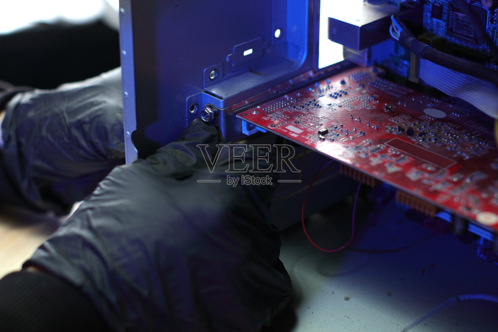 将旧显卡插入计算机照片摄影图片