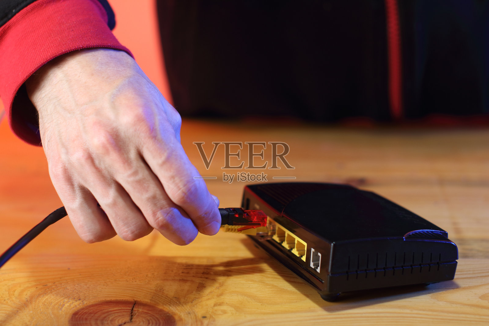 有人在后台插入互联网电缆照片摄影图片