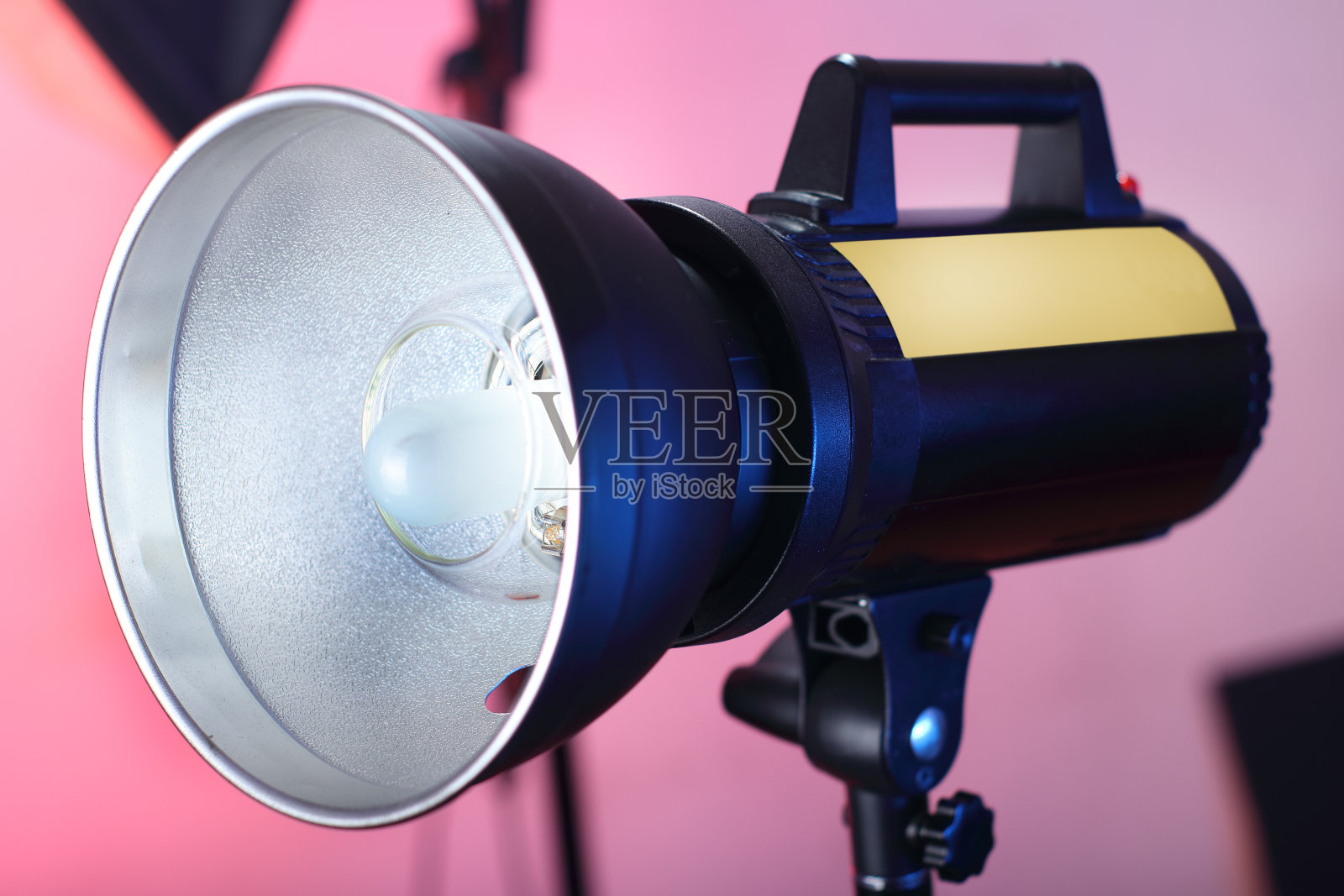 三脚架上的工作室闪光灯照片摄影图片