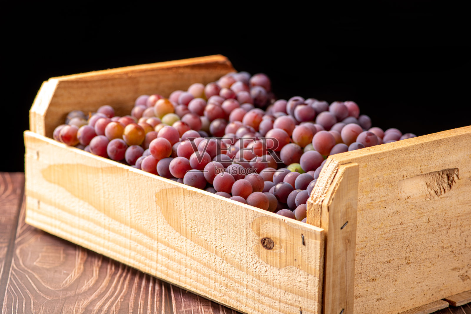 葡萄，细节美丽的葡萄在一个质朴的盒子在一个质朴的木桌，选择性的重点。照片摄影图片