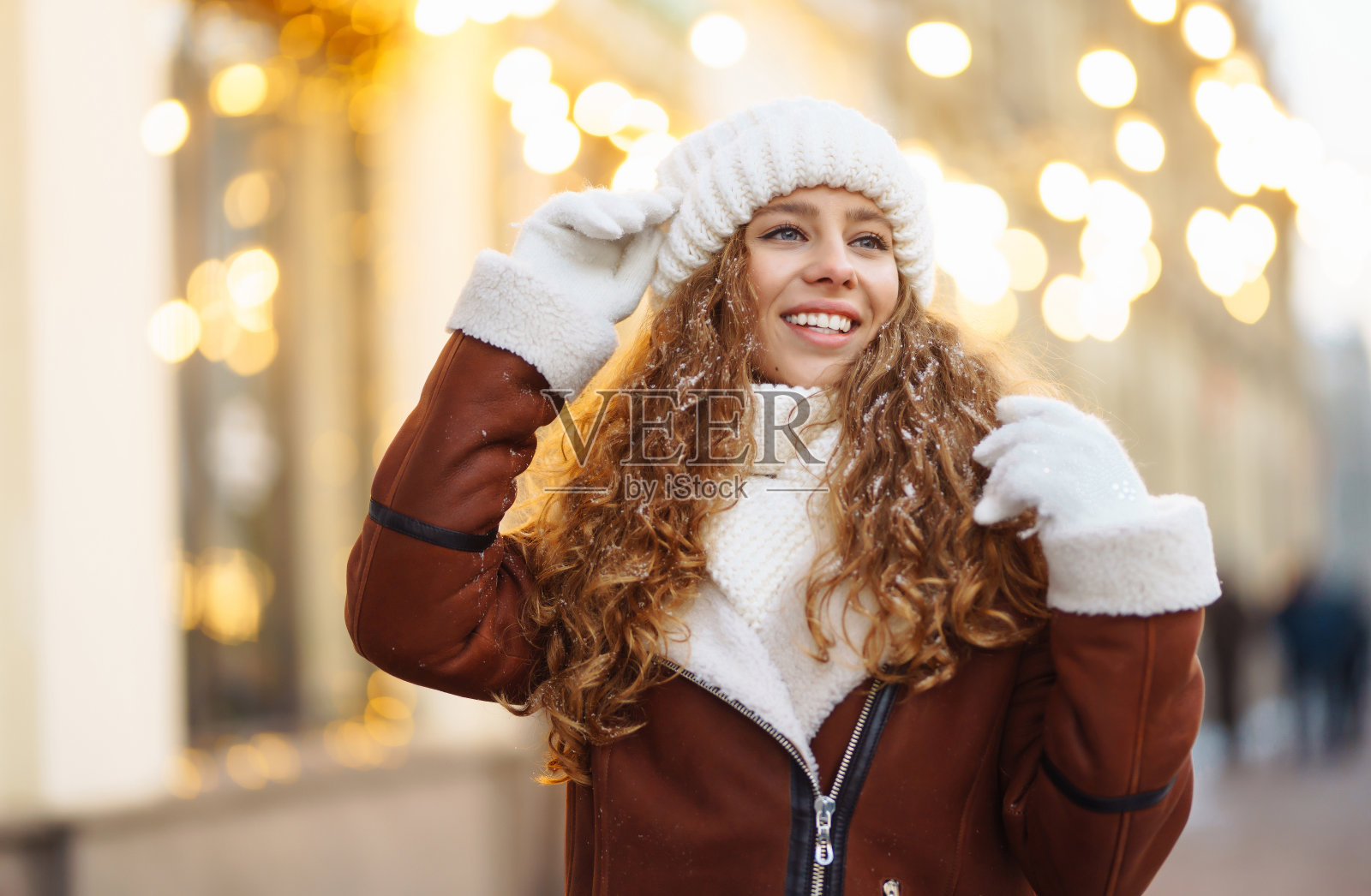 微笑的女人在节日街市摆姿势。照片摄影图片
