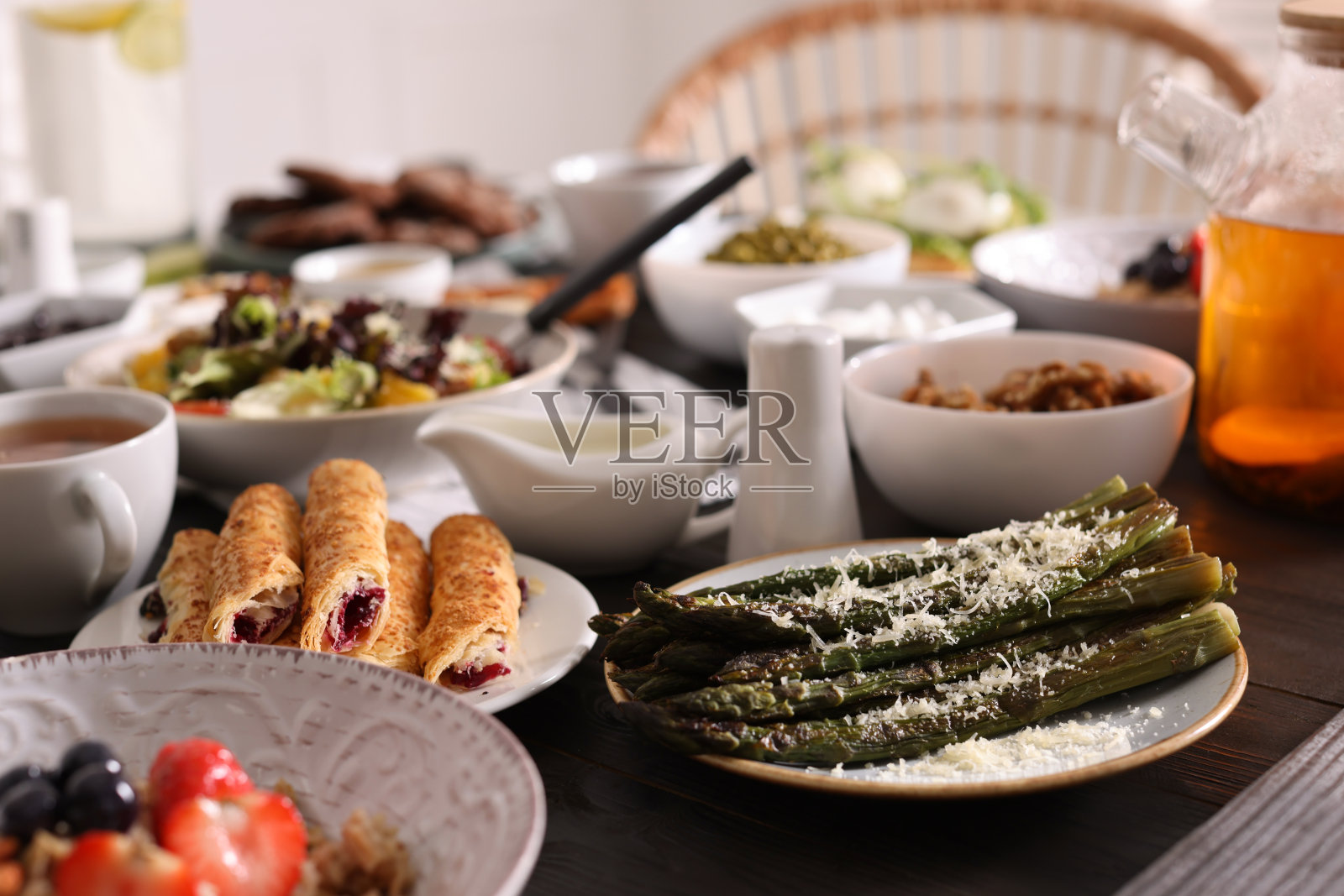 早午餐自助餐桌上有许多不同的菜肴照片摄影图片