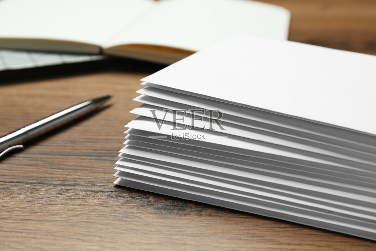 木桌上的一叠信件，特写照片摄影图片