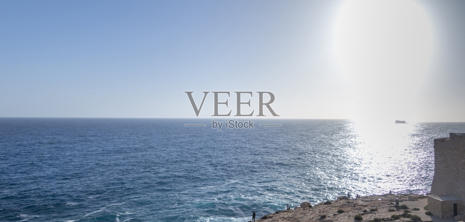 冬日天空下的鲨鱼岛照片摄影图片