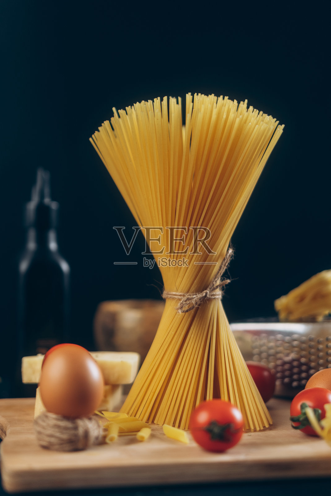 意大利面，西红柿和鸡蛋放在桌子上照片摄影图片