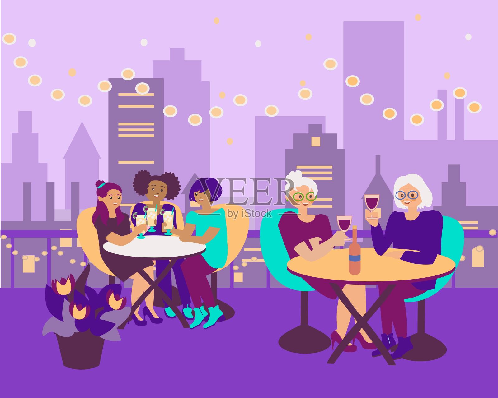 晚上，两个老太太和三个小女孩坐在屋顶咖啡馆或餐馆的桌子上，互相聊天，喝着酒。城市景观背景。卡通概念插画插画图片素材