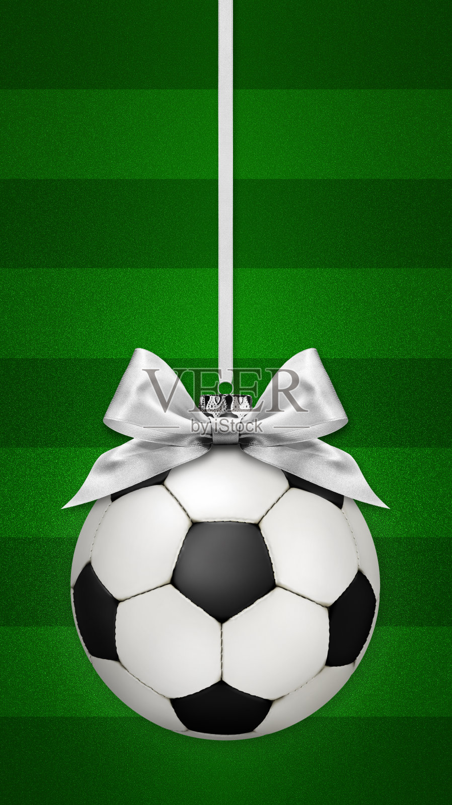 圣诞快乐礼物贺卡与足球和明亮的缎带蝴蝶结，对足球场绿色背景，横幅模板与空白复制空间。圣诞节世界杯锦标赛概念照片摄影图片