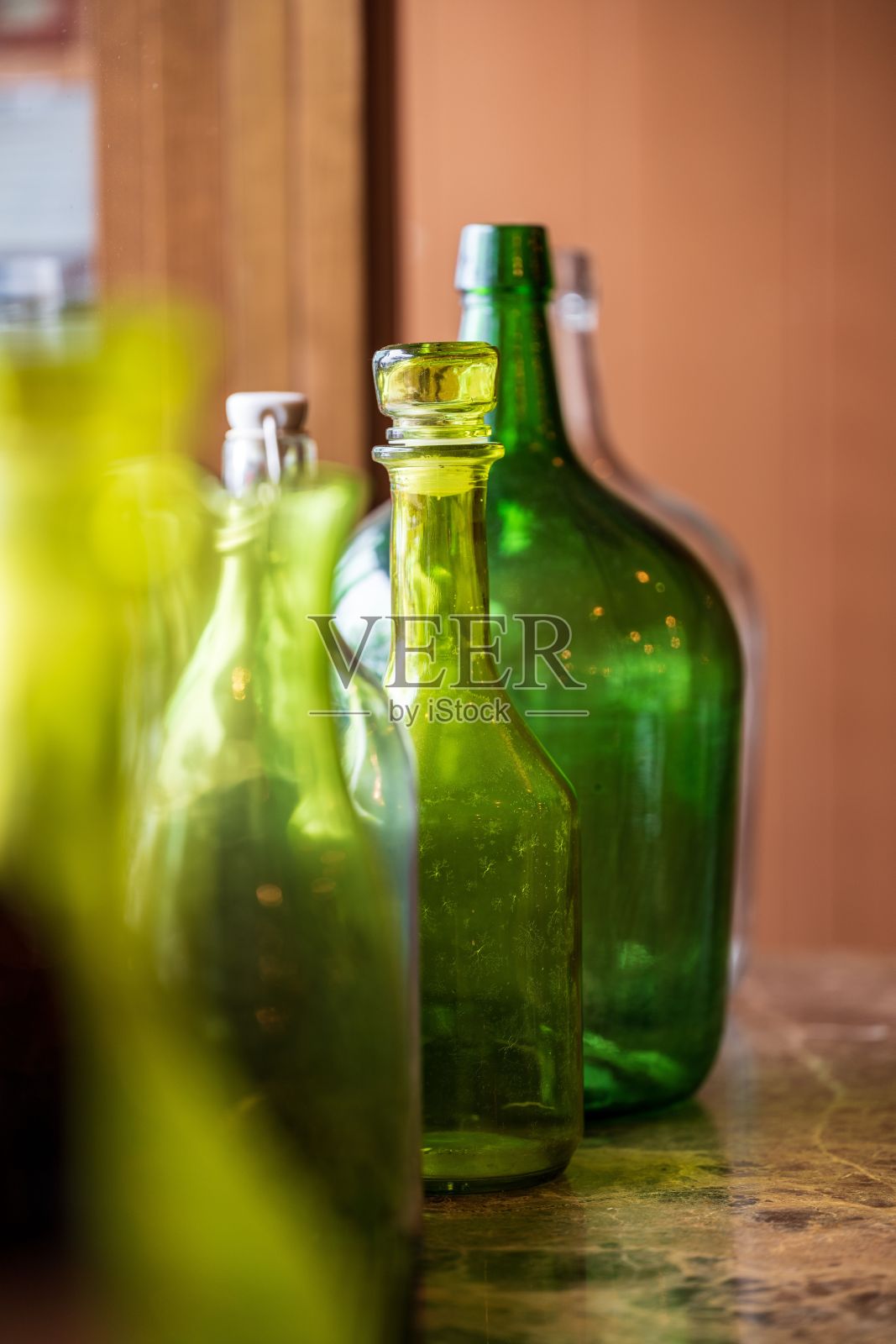 绿色和黄色瓶子的垂直特写照片摄影图片