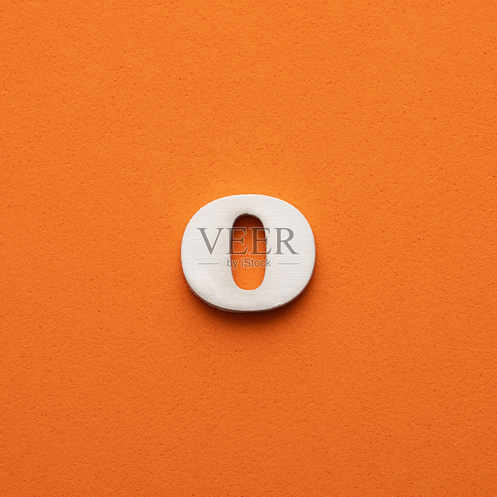 白色小写字母o在橙色泡沫背景照片摄影图片