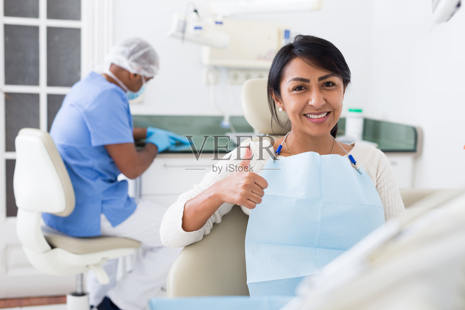 牙科诊所满意的拉丁人在治疗后竖起大拇指照片摄影图片