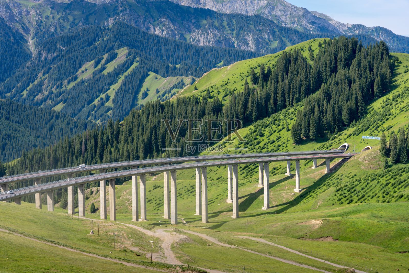 在蔚蓝的天空下，美丽的自然山区有两座桥照片摄影图片