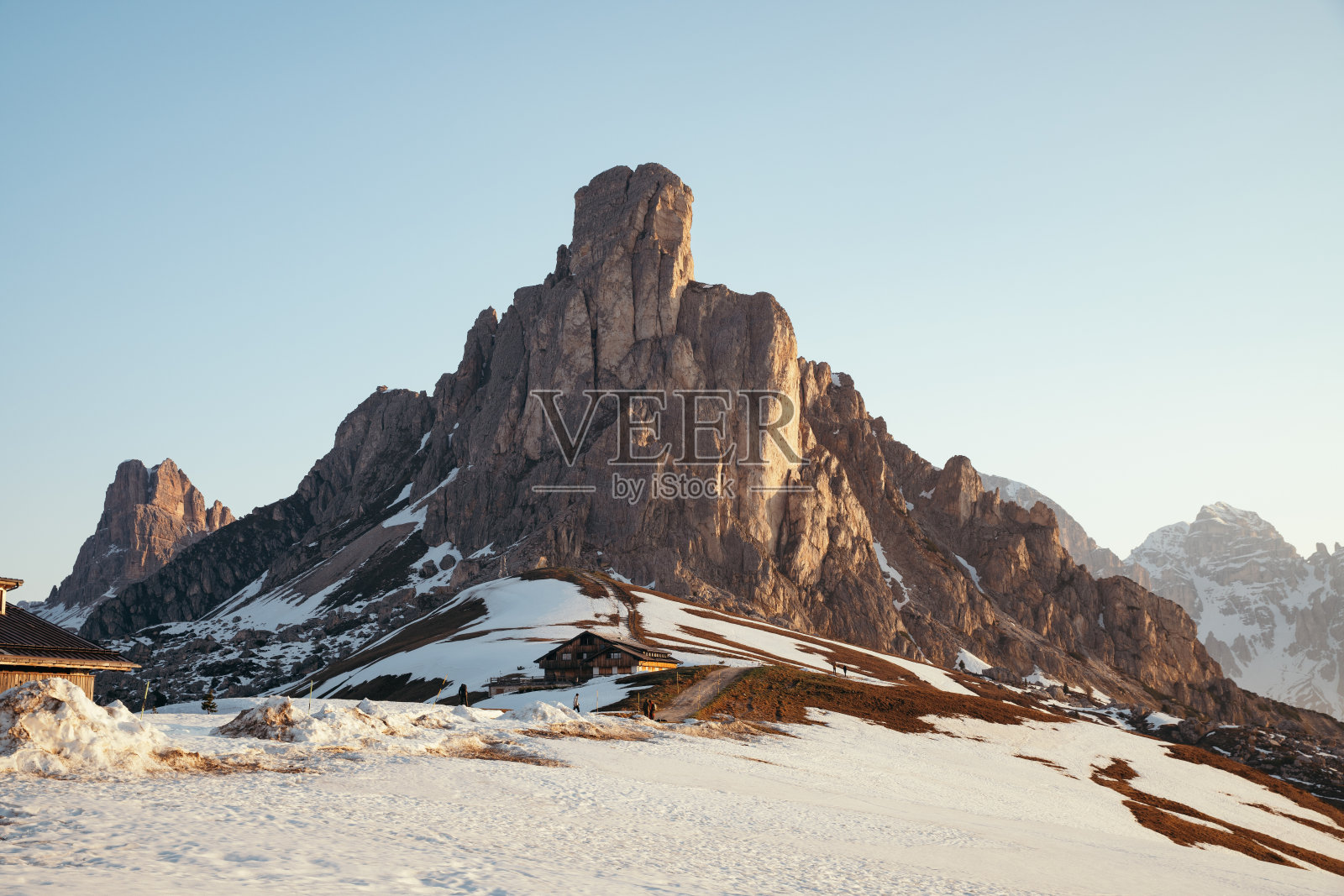 美丽的照片，一些悬崖上的田野覆盖着雪。照片摄影图片