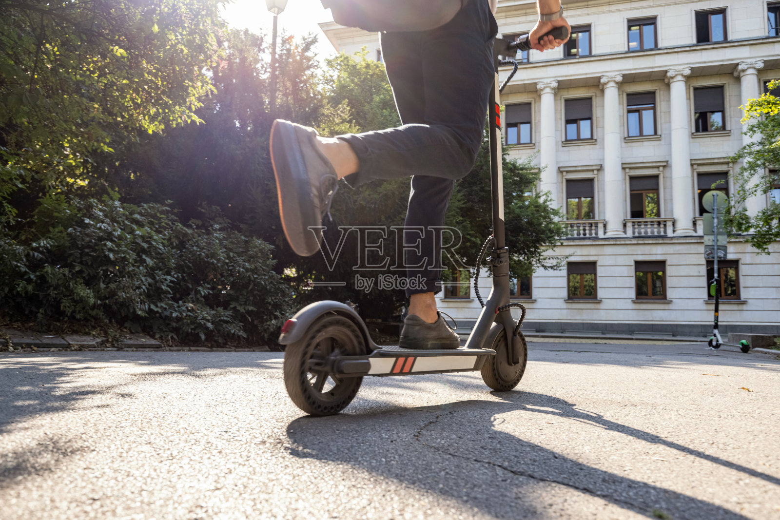 男子骑电动滑板车上下班照片摄影图片