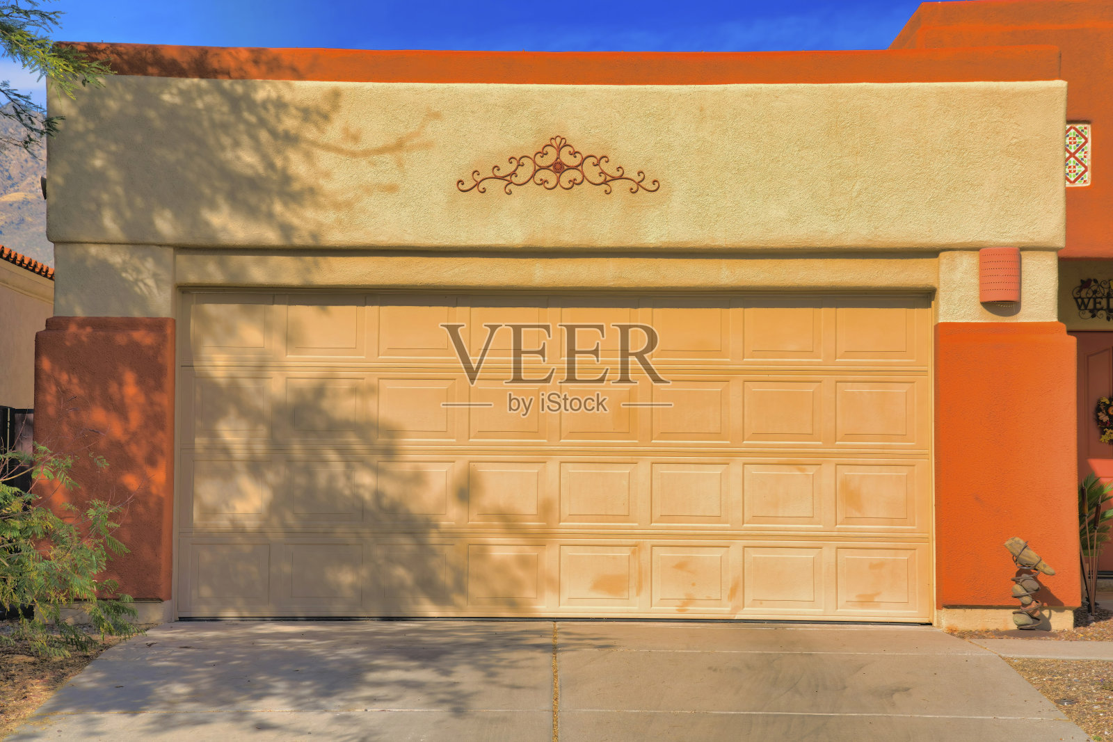 大截面车库门与混凝土车道图森，亚利桑那州照片摄影图片