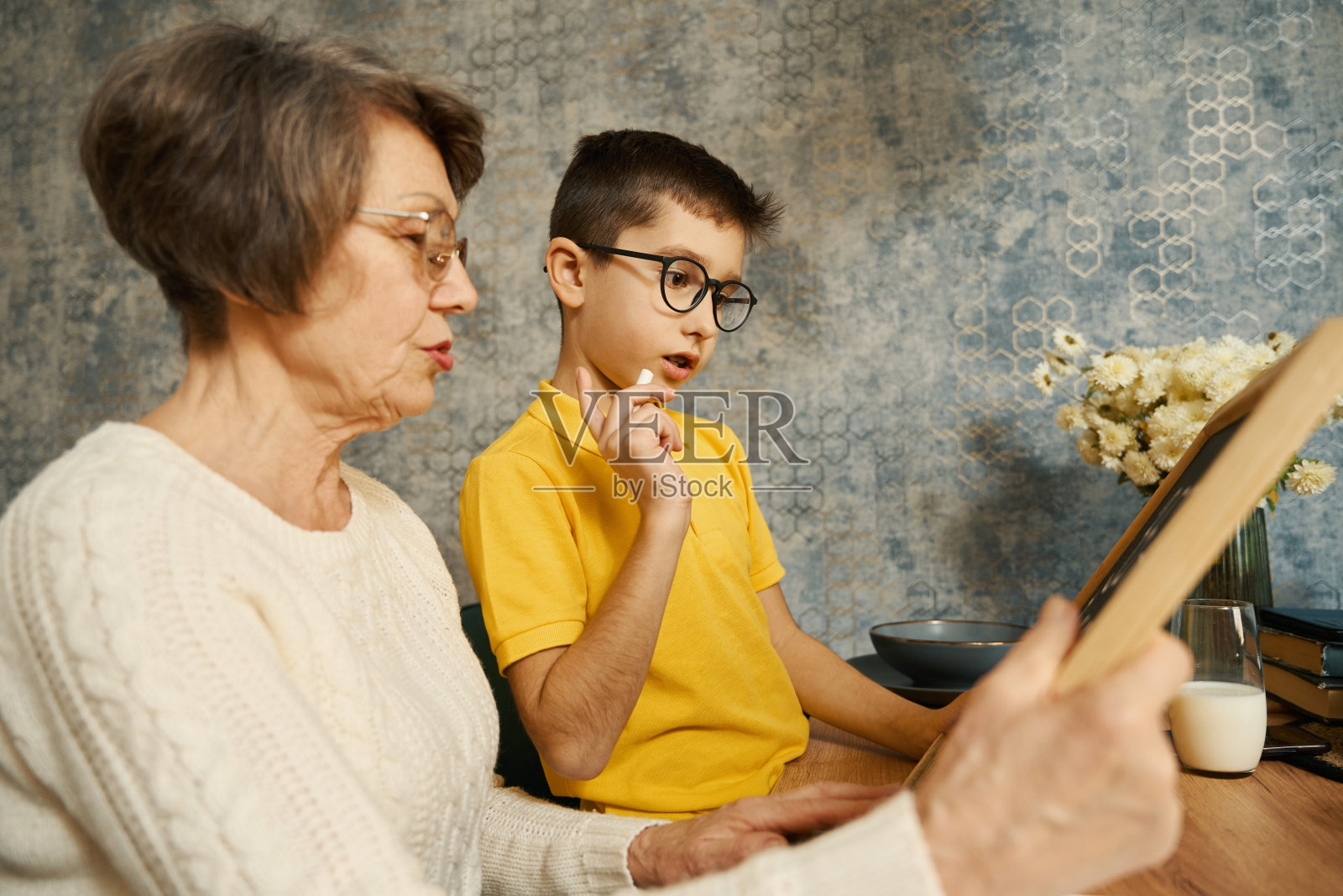 老太太在家帮孙子学数学照片摄影图片