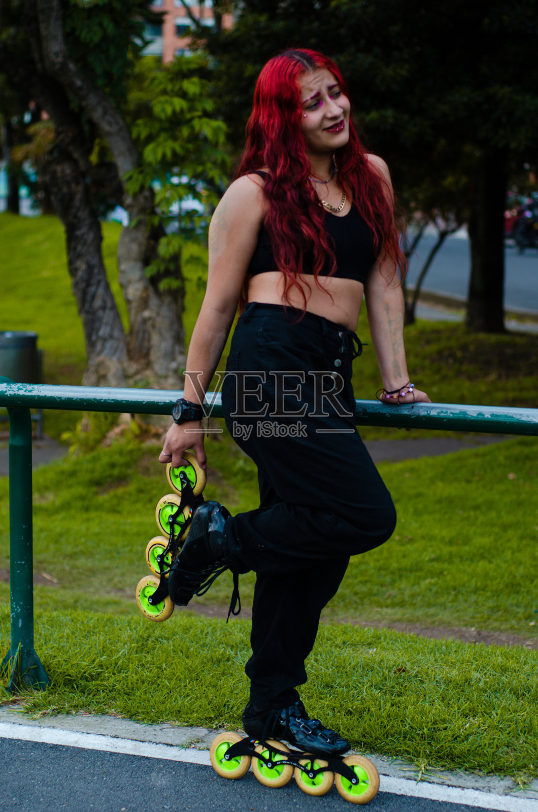 在城市公园里穿直排旱冰鞋的女人照片摄影图片