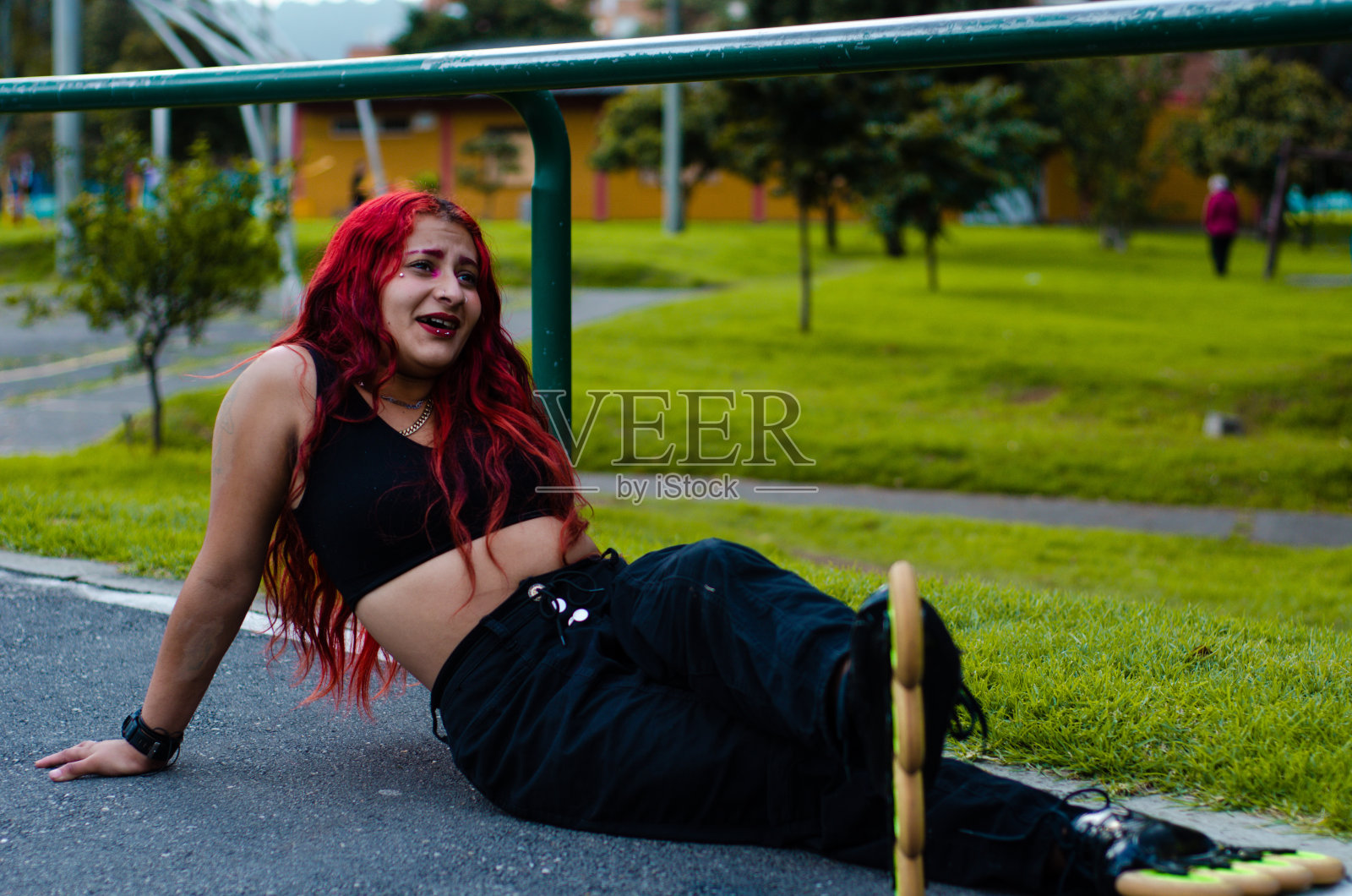 在城市公园里穿直排旱冰鞋的女人照片摄影图片