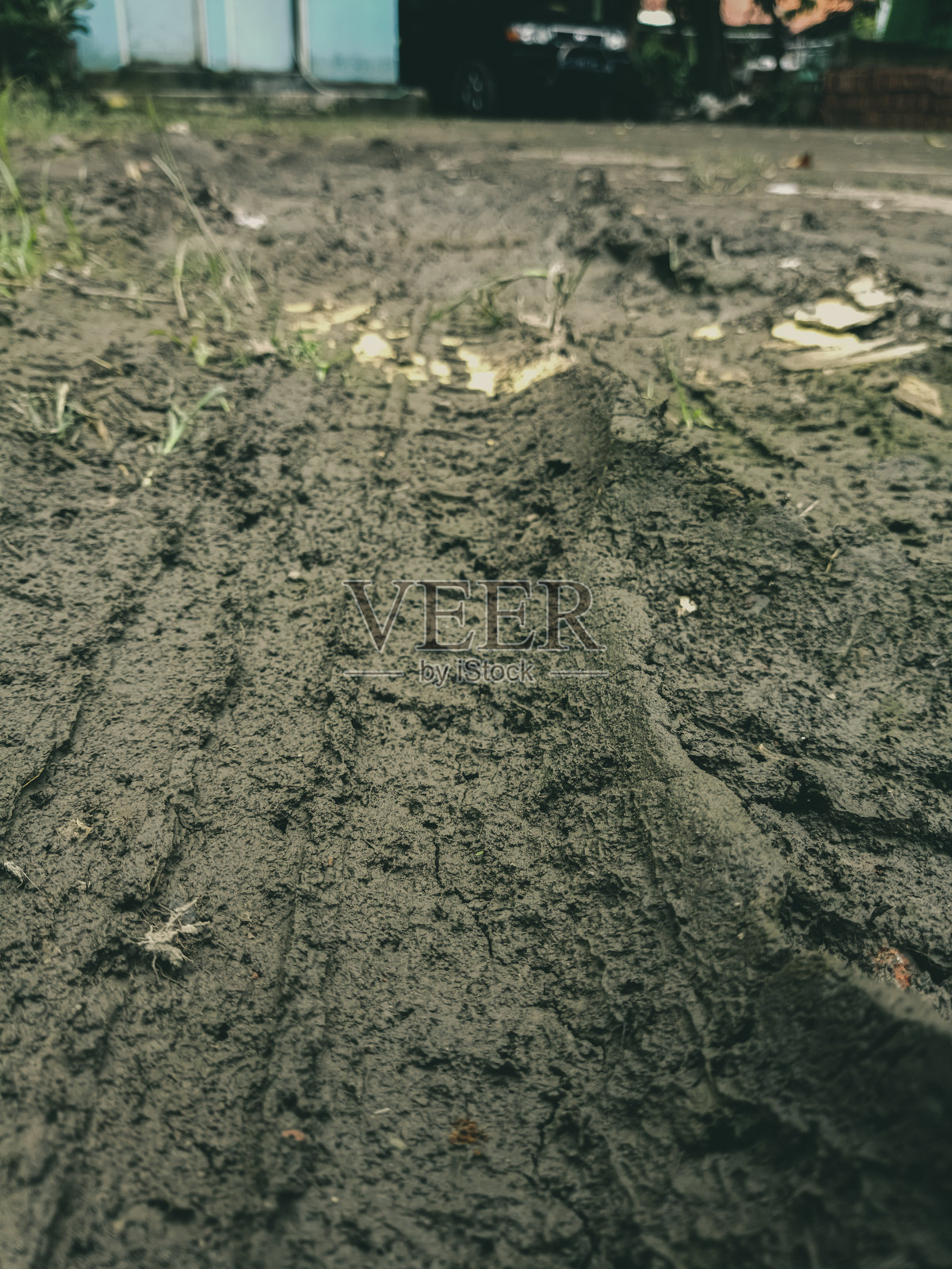 地面泥浆。有汽车轮胎的痕迹。又脏又脏照片摄影图片