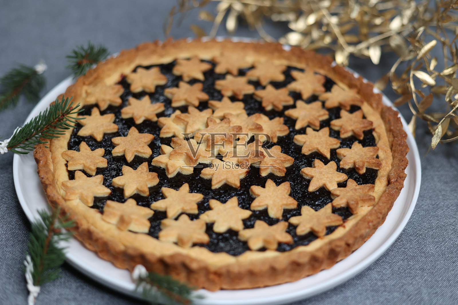 用小星星装饰的酥皮圣诞挞的近景照片摄影图片