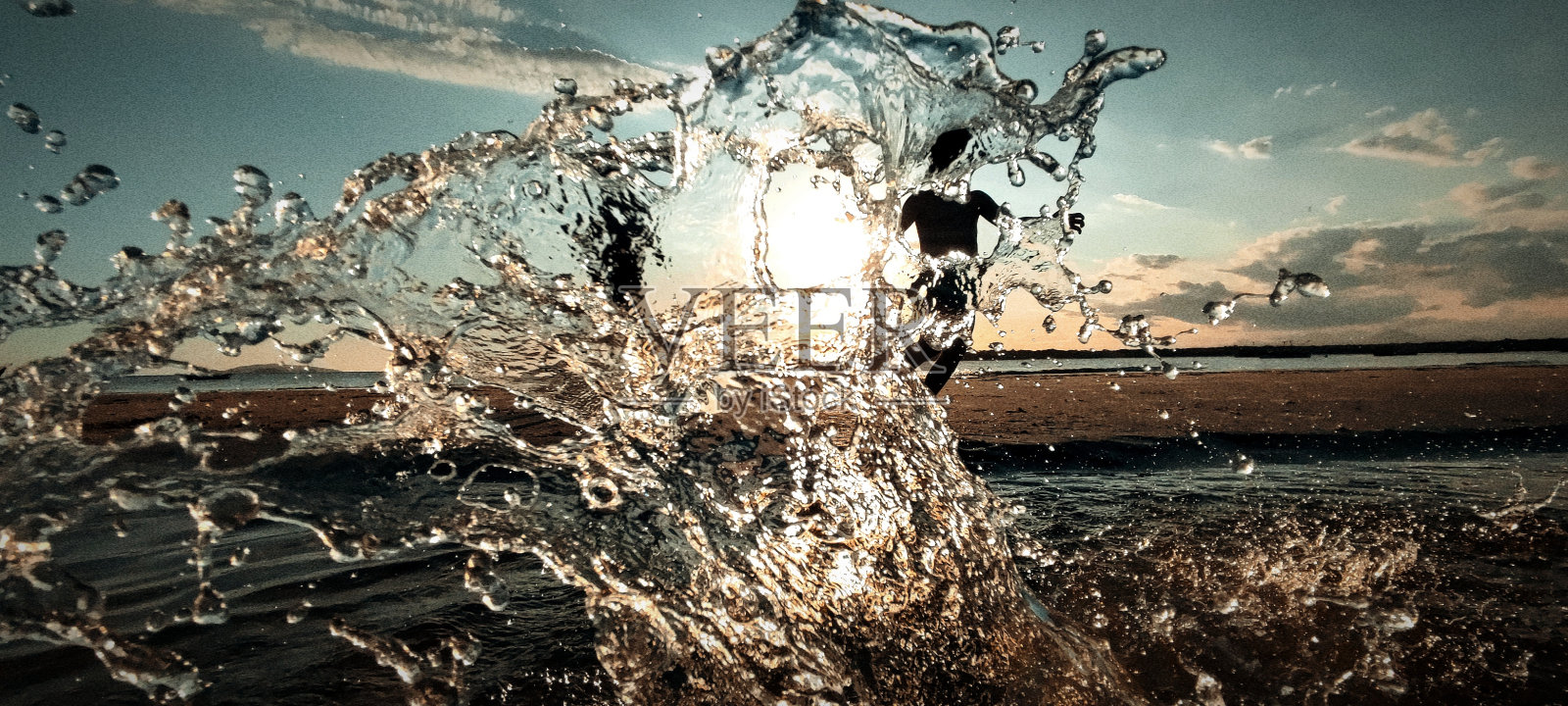 波浪和男孩照片摄影图片