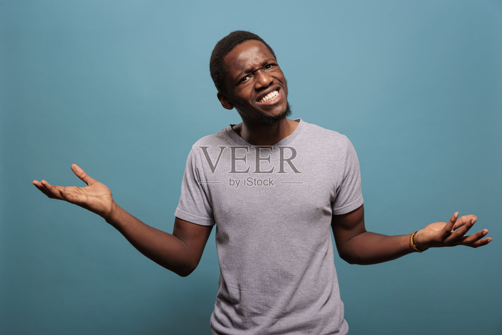 心烦意乱的成年人在镜头前做我不知道的手势照片摄影图片