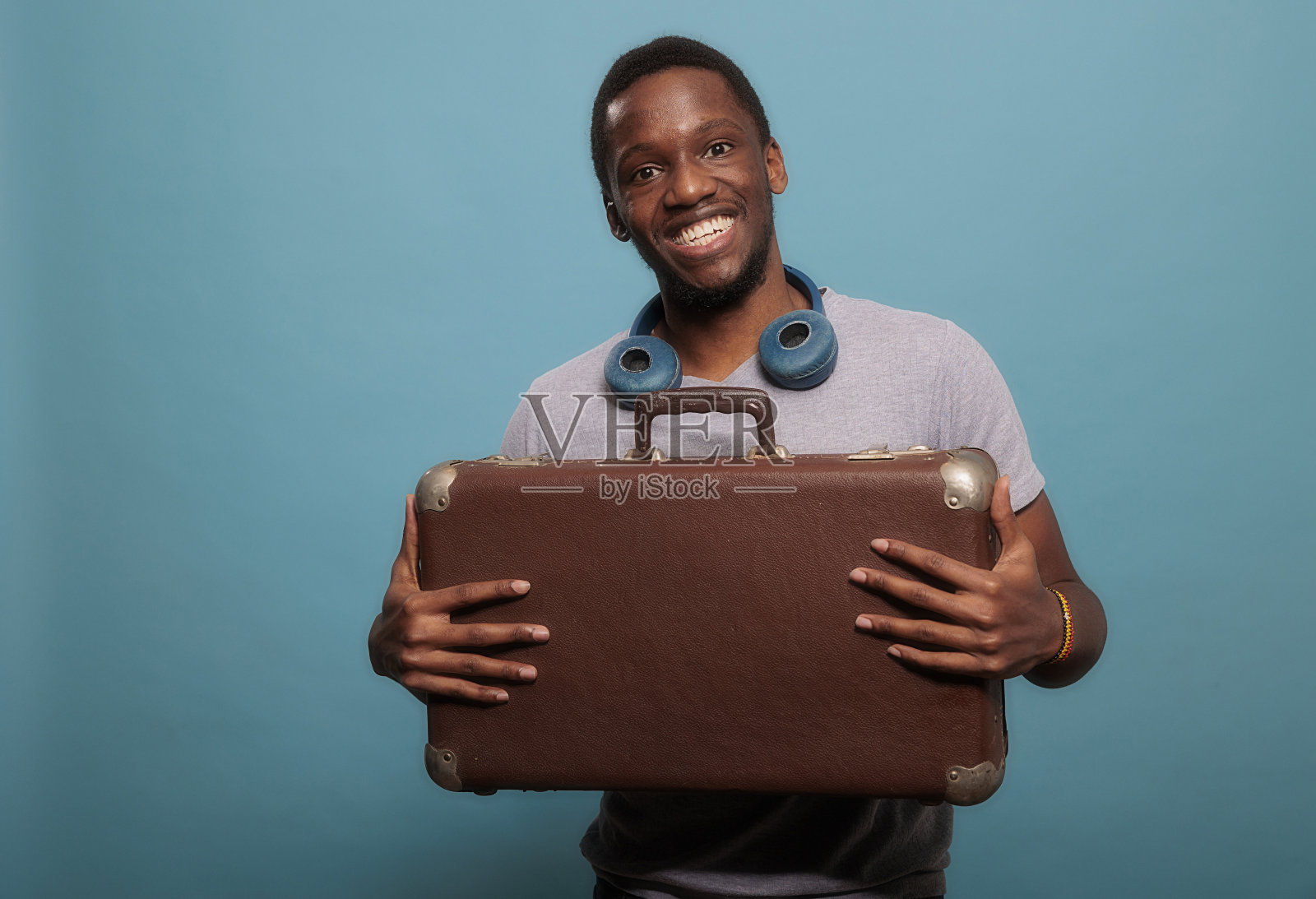 快乐的男人提着公文包行李离开度假照片摄影图片