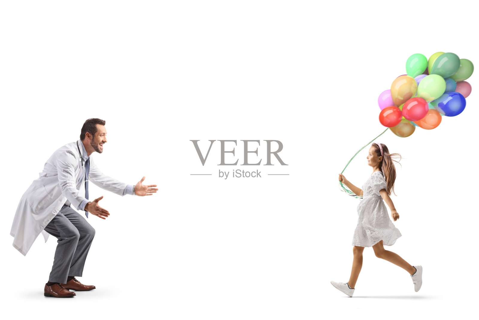 一个带着气球的女孩向医生跑去的特写镜头照片摄影图片