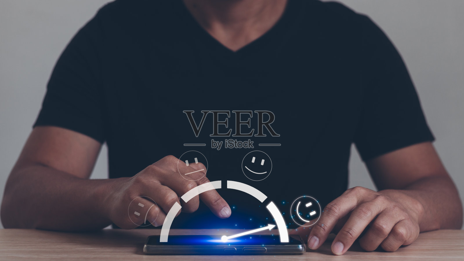 顾客满意的概念。顾客情感满意度的概念与计量。顾客使用智能手机，在使用后对产品进行评估。照片摄影图片