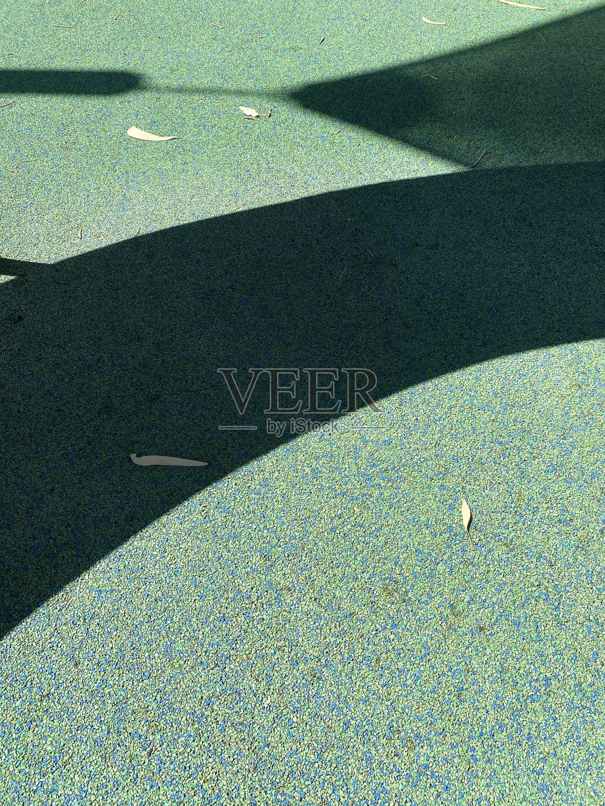 穿孔操场上的影子。条纹照片摄影图片