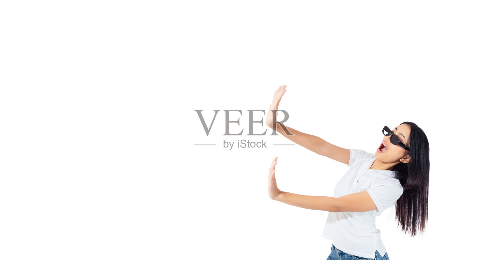 年轻的亚洲女性推着想象的墙美丽的亚洲女孩感到惊讶和兴奋孤立在白色背景和复制空间潮人别致的女孩表现得像一个嘴巴张开的东西，哇照片摄影图片